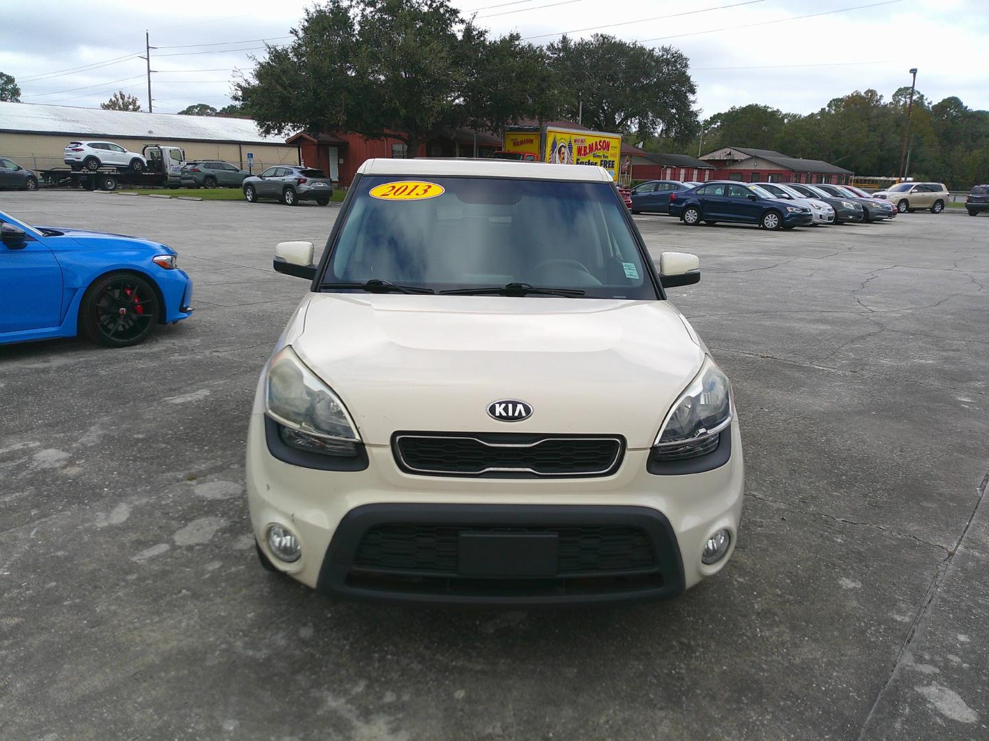 2013 WHITE KIA SOUL BASE; SPORT; + (KNDJT2A61D7) , located at 1200 Cassat Avenue, Jacksonville, FL, 32205, (904) 695-1885, 30.302404, -81.731033 - Photo#0